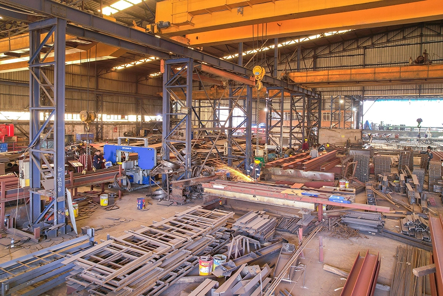 Adana’da ARS Çelik fabrikasında endüstriyel döküm işlemi ve sıcak çelik üretimi sırasında çekilen profesyonel fabrika fotoğrafı.