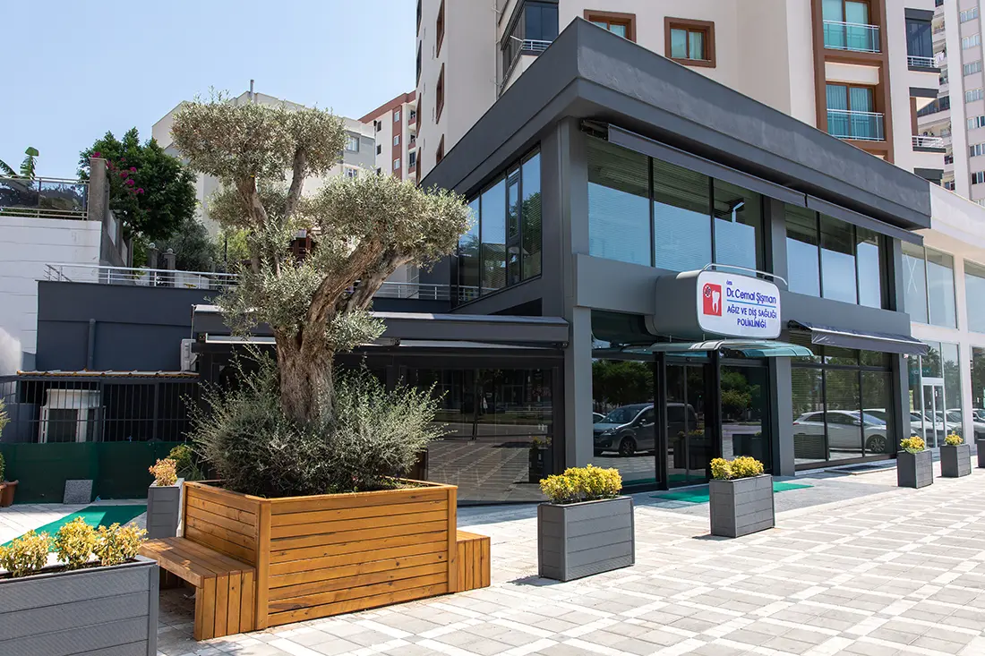 Dr. Cemal Şişman'ın modern mimariye sahip kliniğinin dış görünüşü.