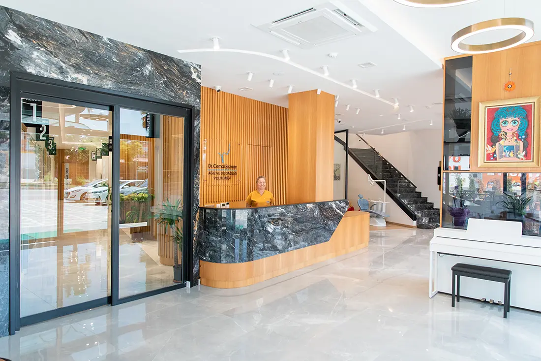 Dr. Cemal Şişman kliniğinin aydınlık ve modern karşılama alanı.