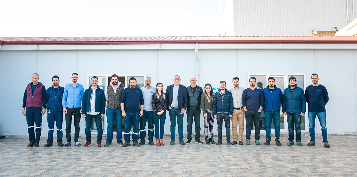 Dioki Petrokimya uzman ekibinin Adana'daki modern üretim tesislerinde çekilmiş profesyonel grup fotoğrafı.