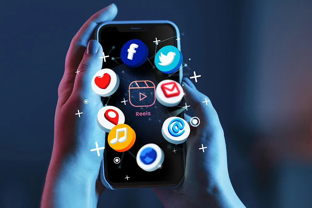 Sosyal medya reklamları konsepti: Akıllı telefon ekranında Facebook, Instagram ve Google ikonları.