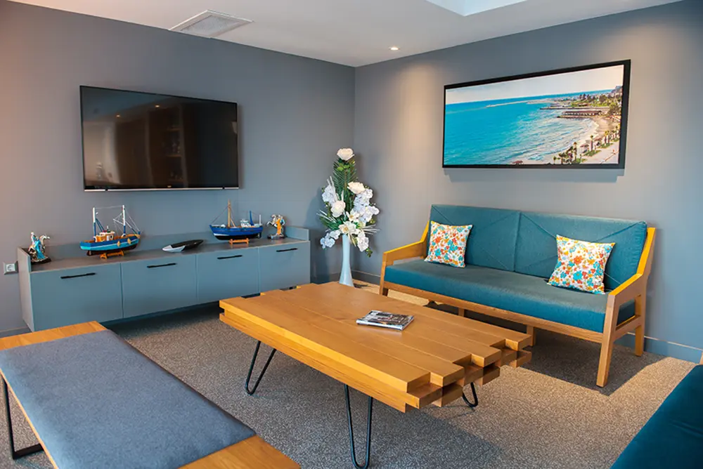 Port Marina Hotel'in modern tasarımlı lobi alanı