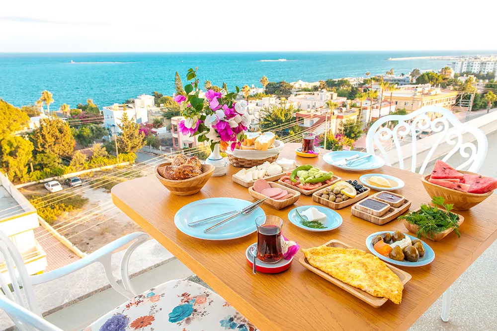 Port Marina Hotel terasında deniz manzarasına karşı kahvaltı