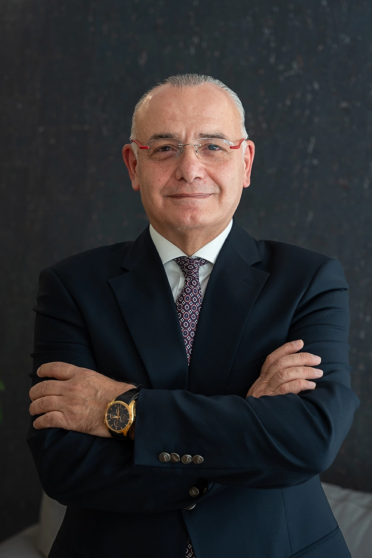 Prof. Dr. Osman Metin Yavuz’un profesyonel portre fotoğrafı, karizmatik ve güven veren duruşu.
